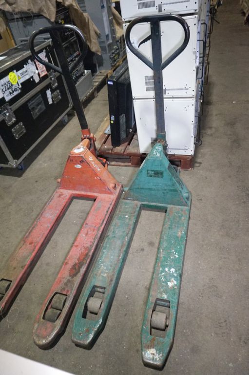 TUV manual pallet truck, 2000kg - Lot Located at:...