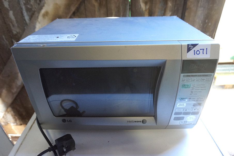 LG Intellowave 800W microwave - Lot Located at: PP...