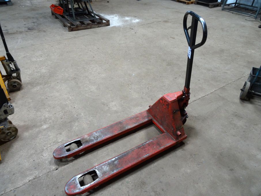 2000kg capacity manual pallet truck, 550mm wide -...