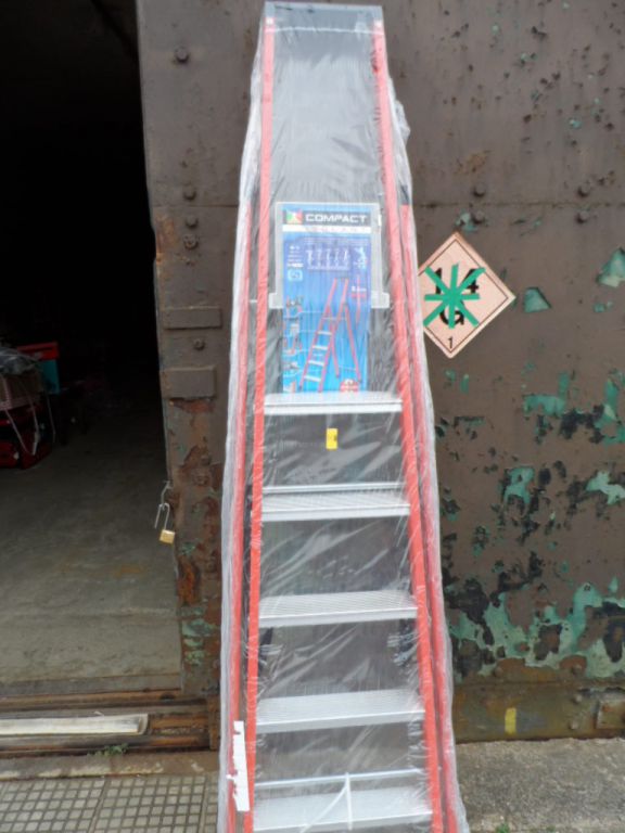 Zarges 40434 6 rung fibreglass step ladder, 2.1m c...