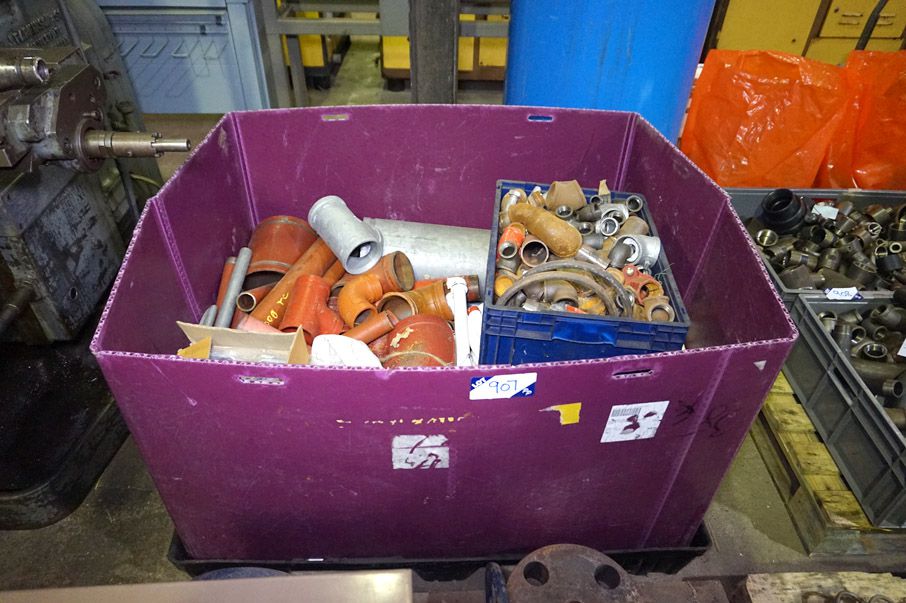 Qty various pipe fittings in stillage - Lot Locate...