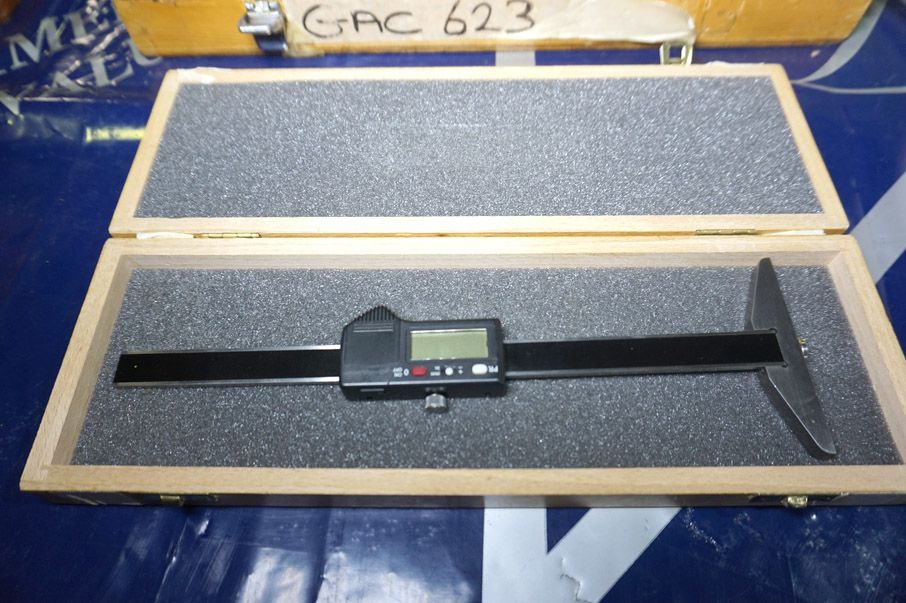 SGA 0981 digital depth vernier in case - Lot Locat...