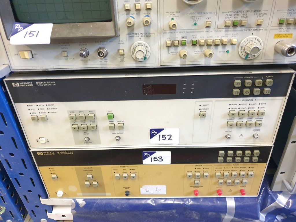 HP 8131A 500MHz pulse generator with manual