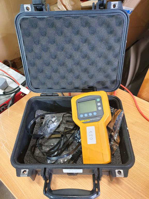 Fluke 983 particle counter in transit case - lot l...
