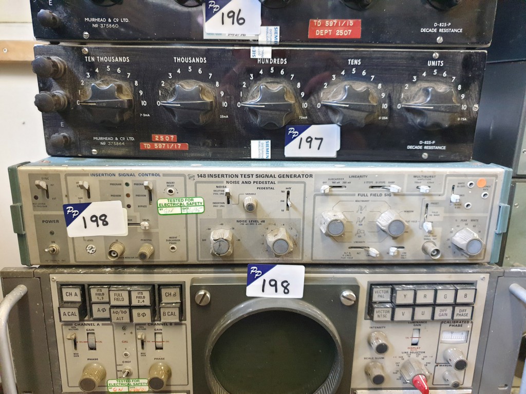 Tektronix 521A PAL Vectorscope with 148 insertion...