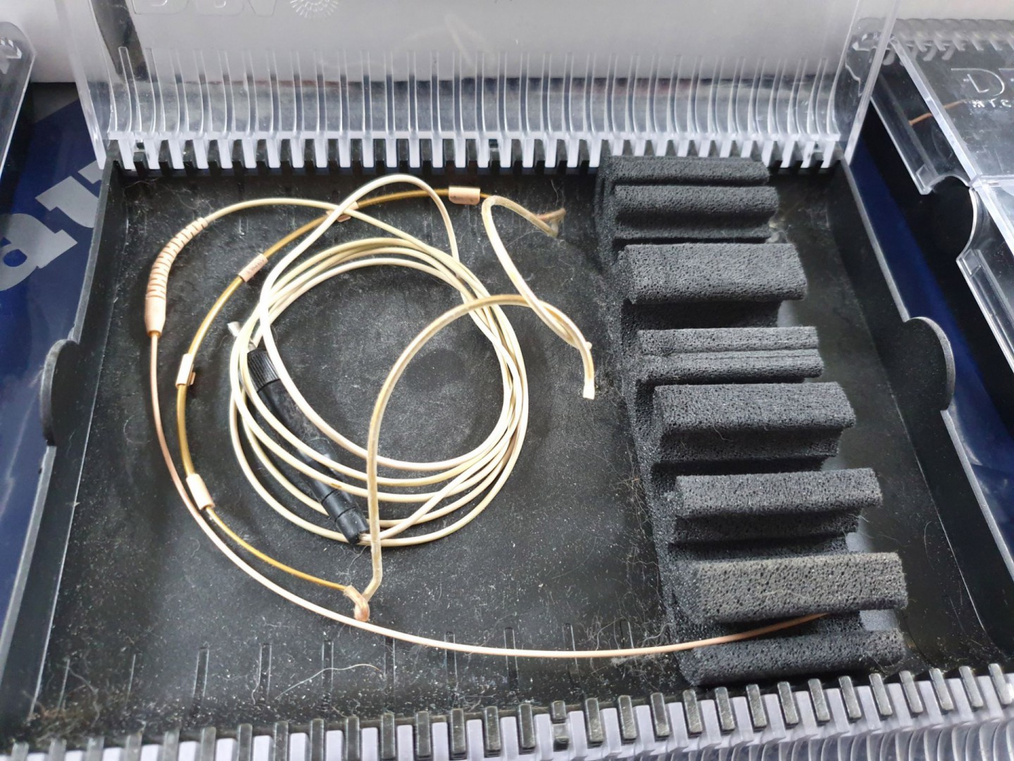 DPA 4066 d:fine headset microphone in case