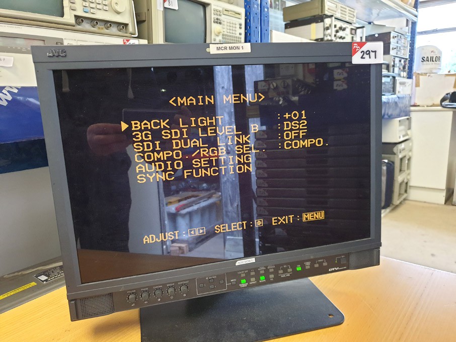 JVC DT-V20L3G multi format LCD monitor - lot locat...