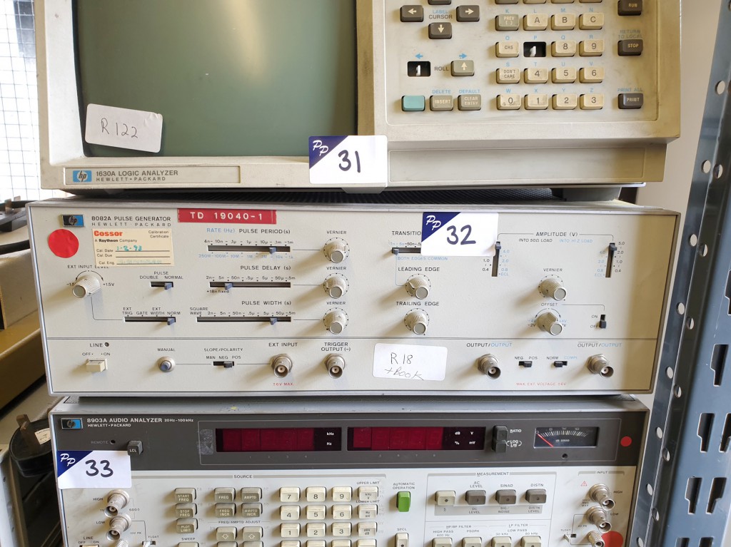 HP 8082A pulse generator with manual