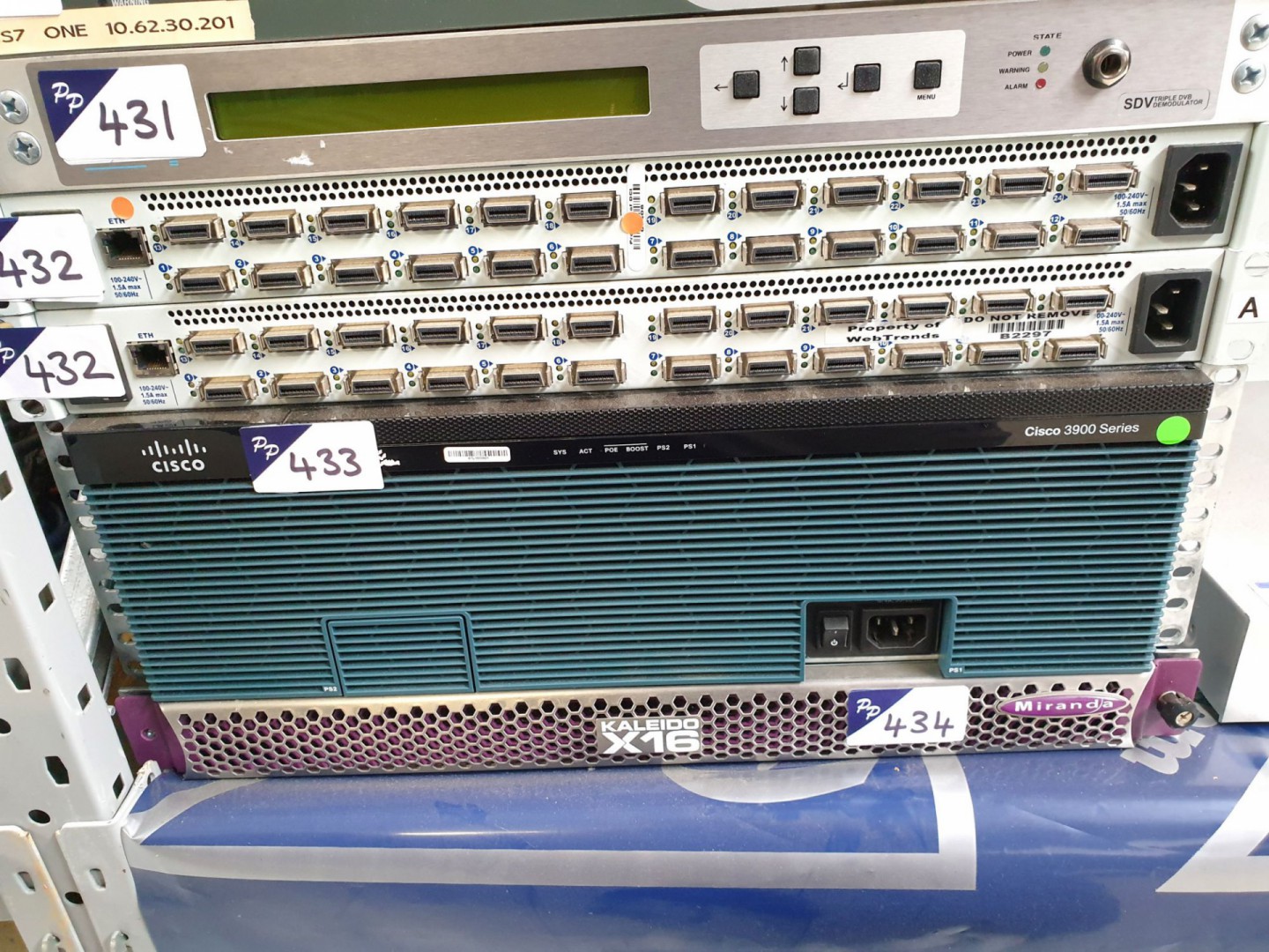 2x rack type KVM switches