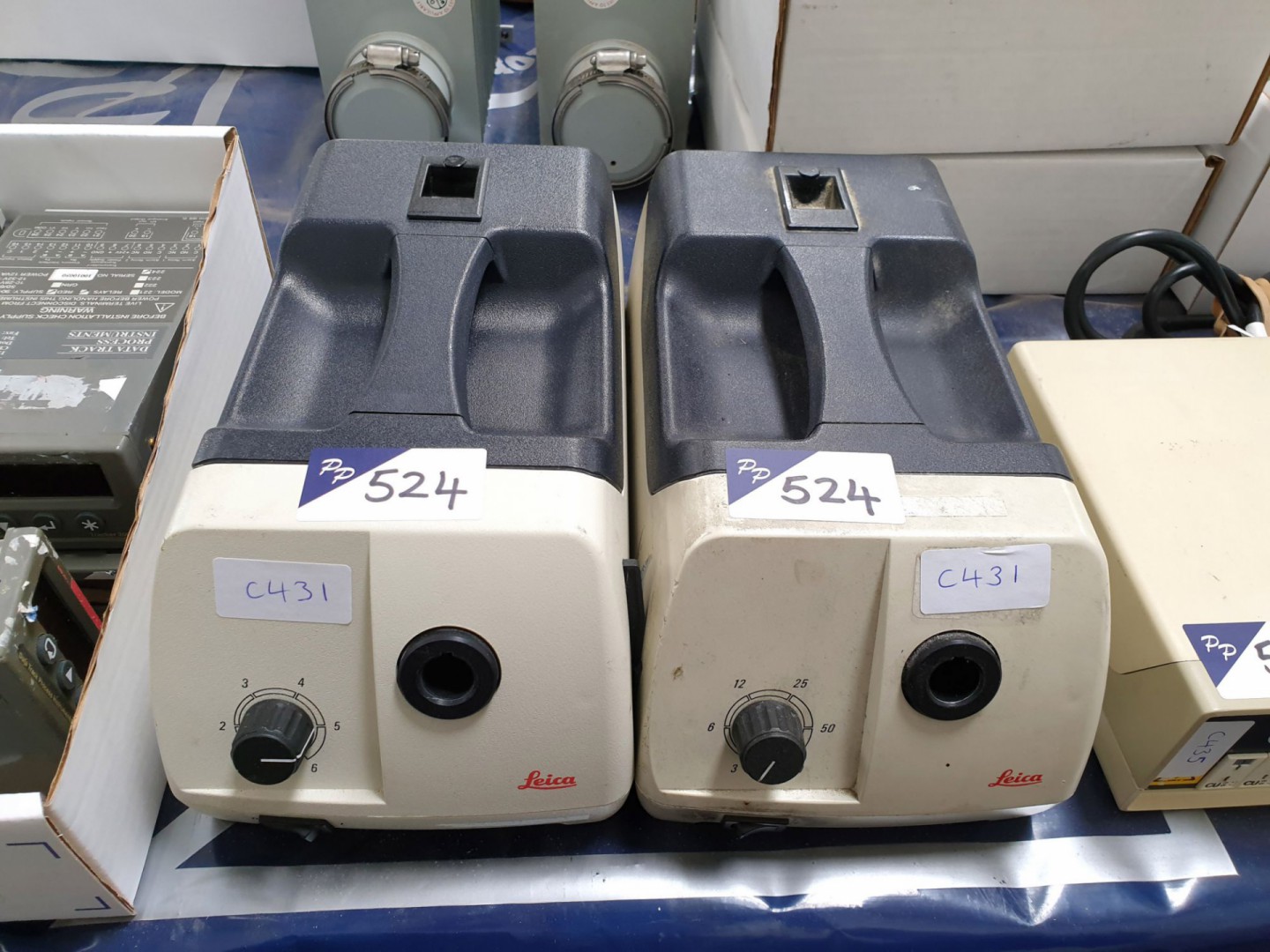 2x Leica CLS 100 light sources (C431)