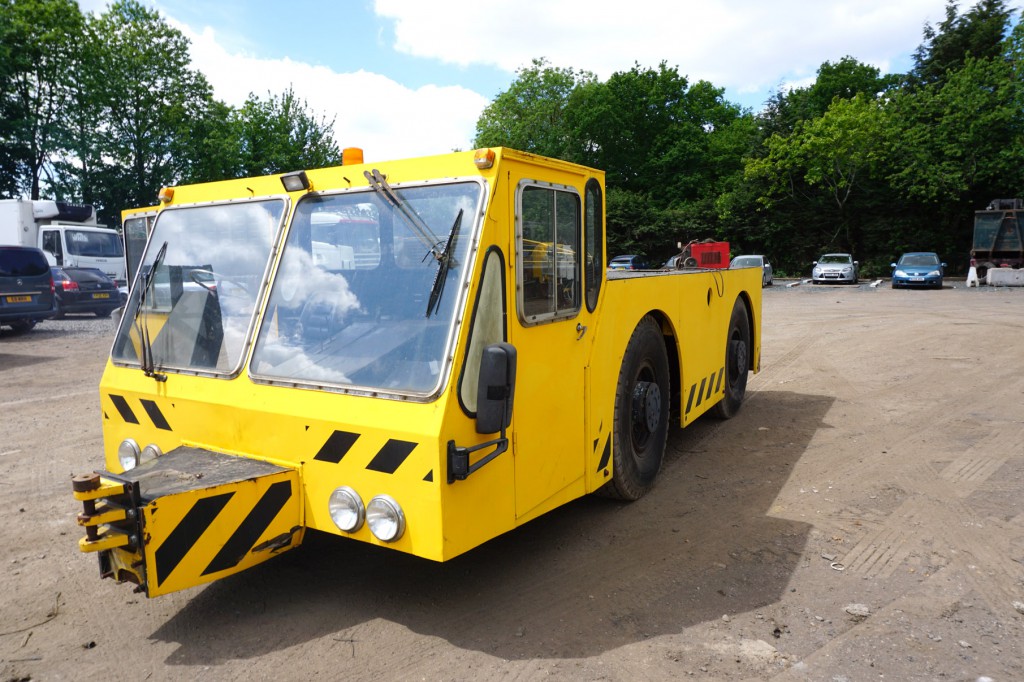 Reliance Mercury tow tug / push back tractor, fron...