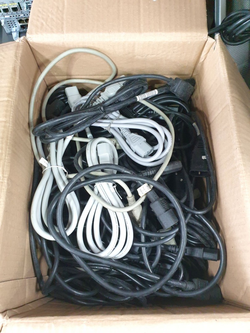 60 approx IEC mains leads in box (C351)