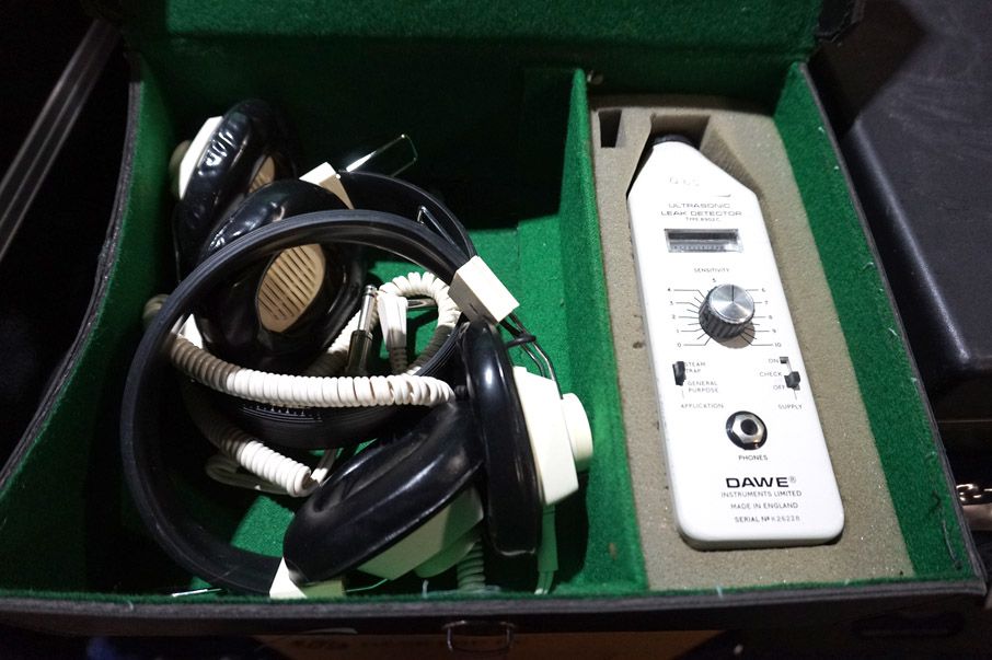 Dawe 8902C ultrasonic leak detector with two sets...