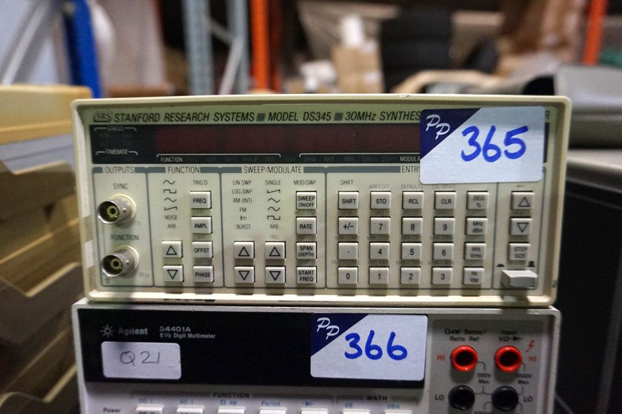 Stanford Research DS345 30MHz function generator