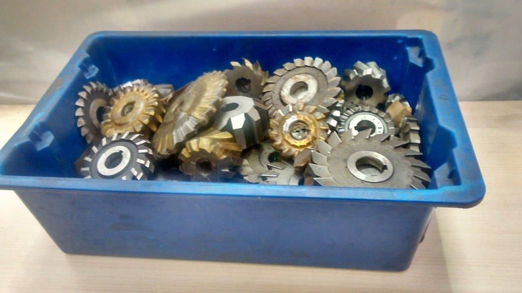 Qty various HSS side & face milling cutters in box...