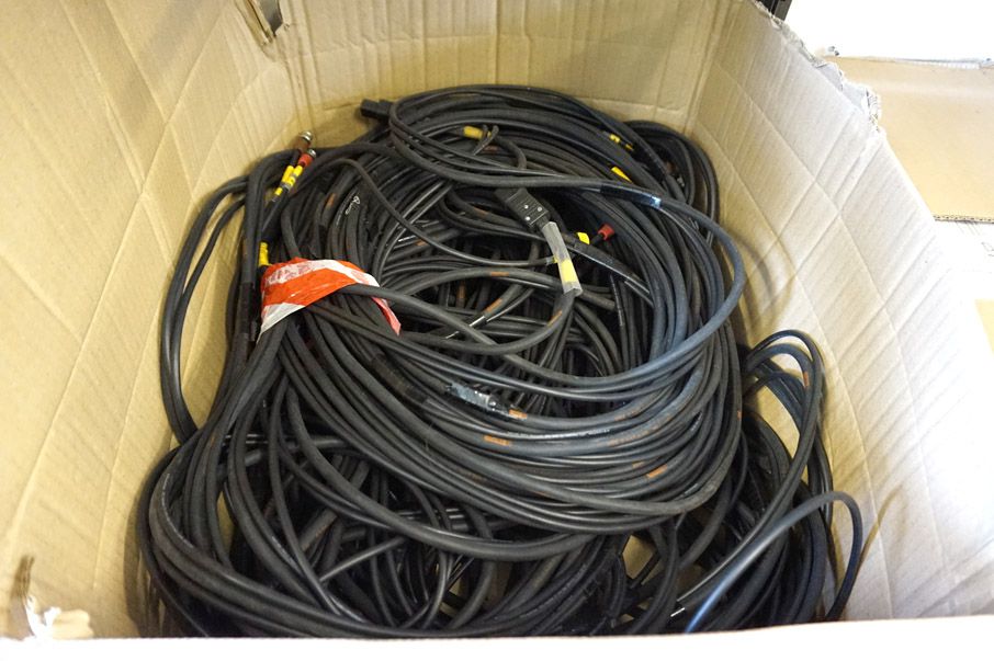 Qty various VGA cables etc