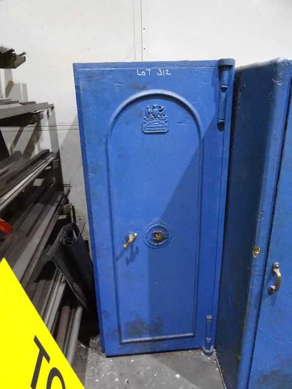 John & Jose heavy duty floor standing safe, 490x13...