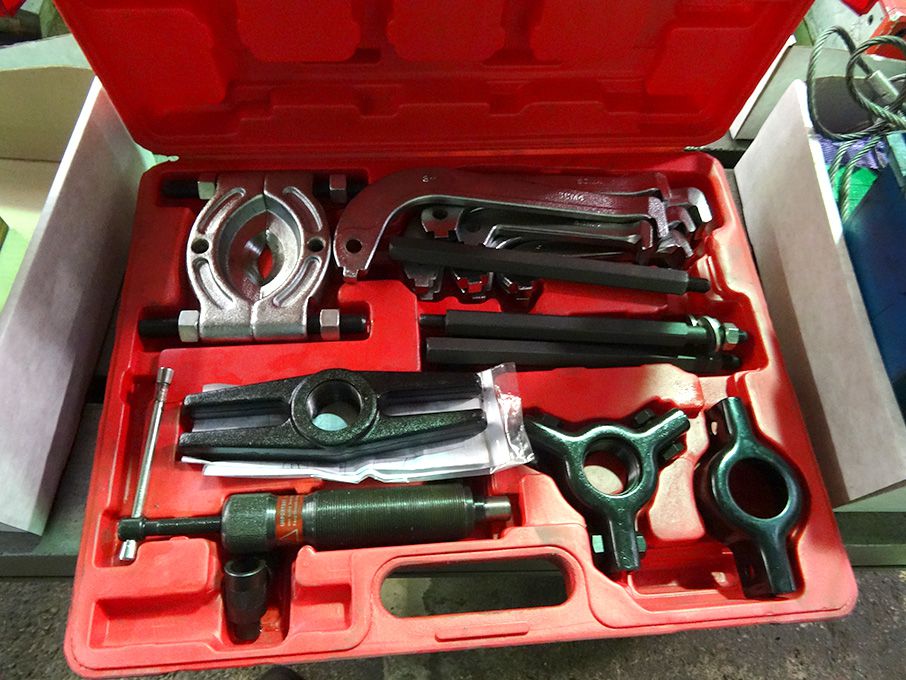 Hydraulic gear puller in case