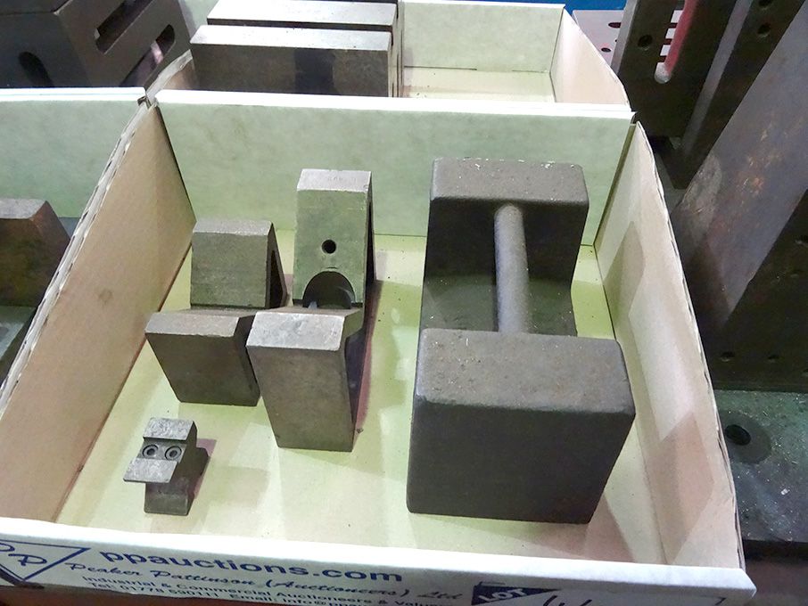 Avery 10kg weight & 3x various Vee blocks