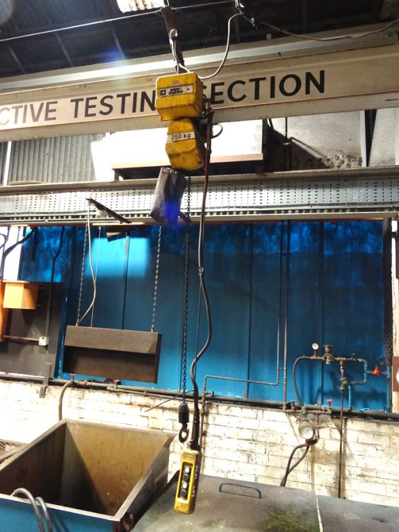 Morris 250kg electric chain hoist, pendant control...
