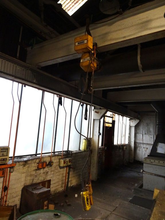 Morris 250kg electric chain hoist, pendant control...
