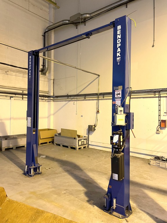 Bendpak XPR-10C 2 post vehicle lift, 10,000lb capa...