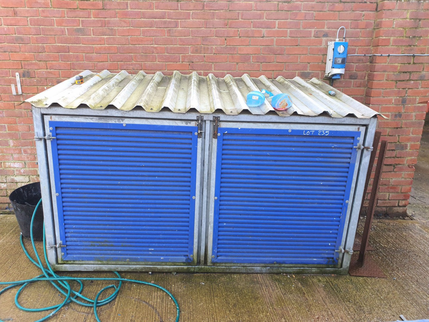 Lean to cladded building with double door, 2200x12...