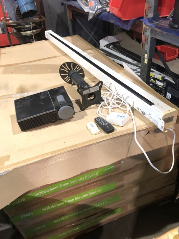 Dell 1610HD projector with Sahara 22500mm electric...