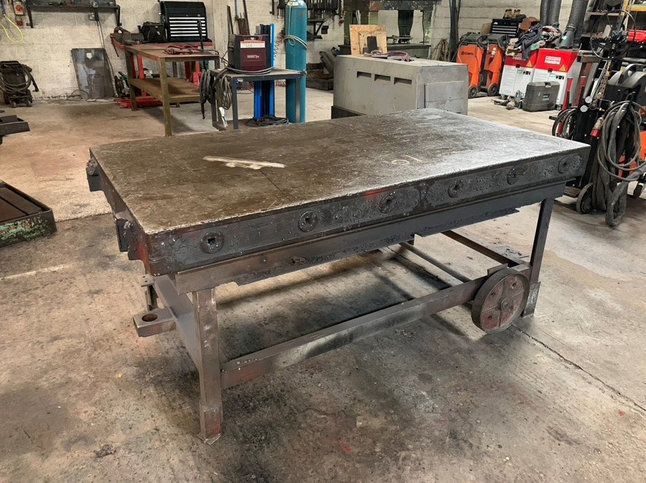 2000x1070mm CI mobile welding table - lot Located...