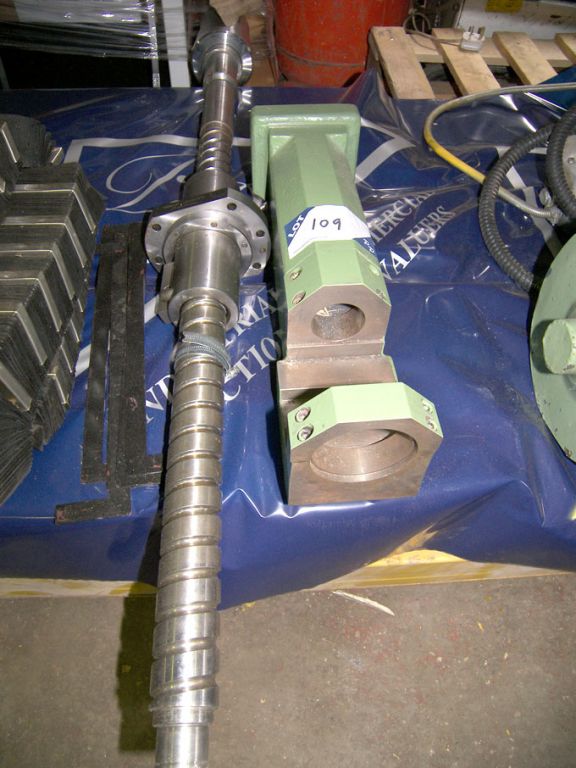 Drive spindle & drill holder - Equipment located a...
