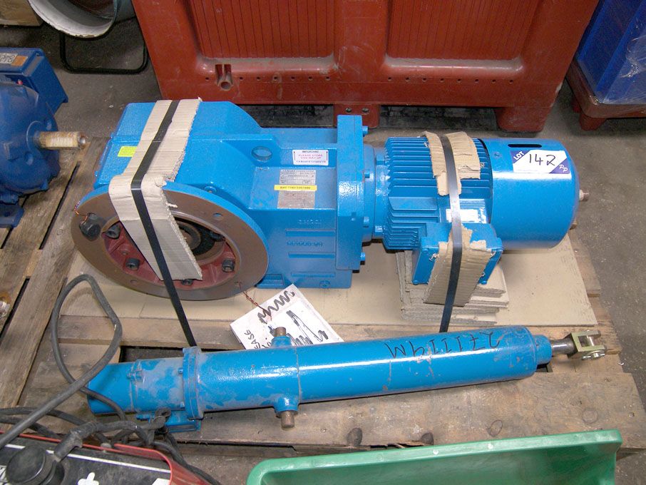 Flender 3 phase motor, 4kW @ 39.5rpm with gearbox...