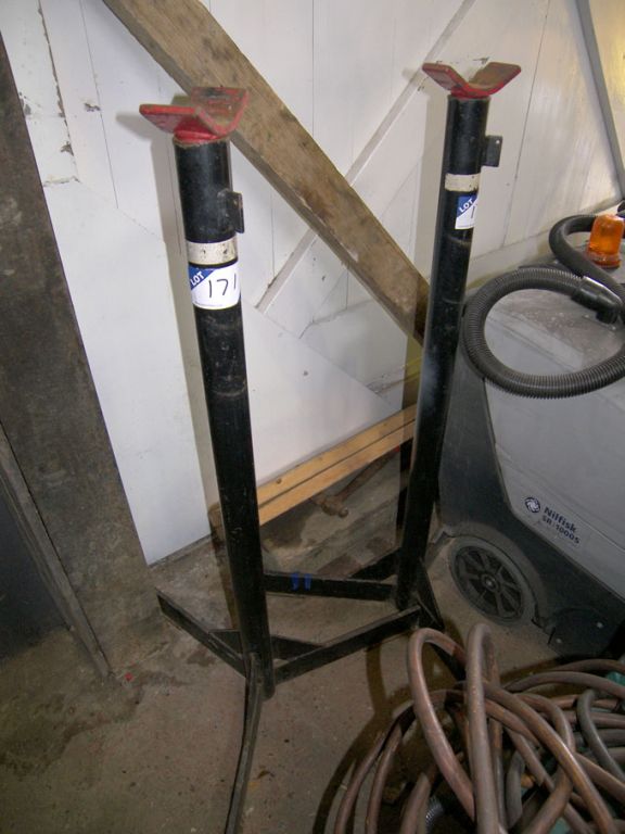 2x 1200mm high axle stands - Equipment located at:...