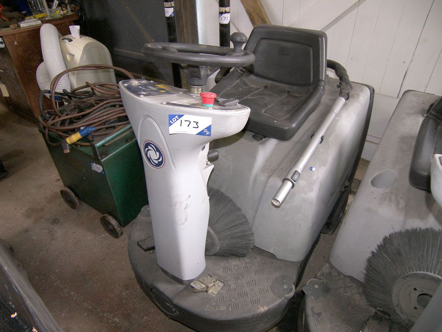 Nilfisk SR/1000S ride on floor sweeper, battery (n...