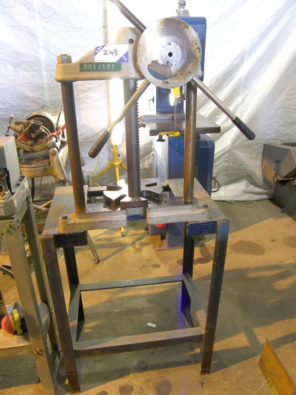 Marlco manual lever press on base - Equipment loca...