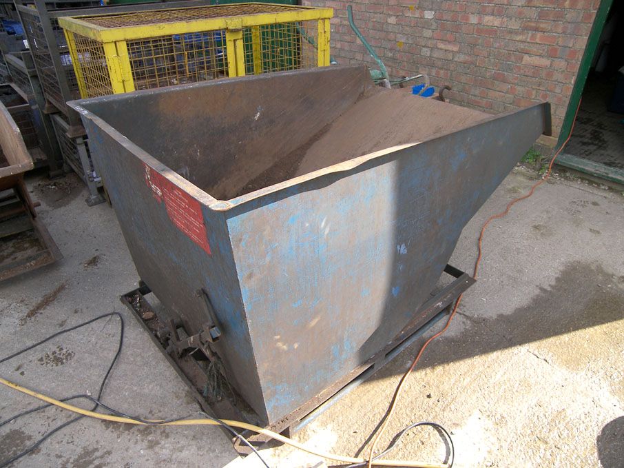AMEND: Should Read 'forkable tipping skip, 1100x15...