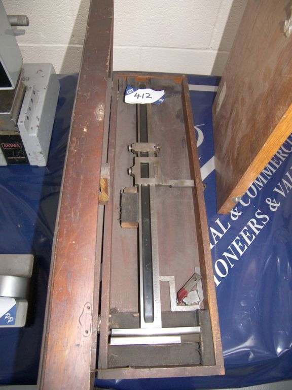 Brown & Sharpe 18" height gauge in wooden case - E...