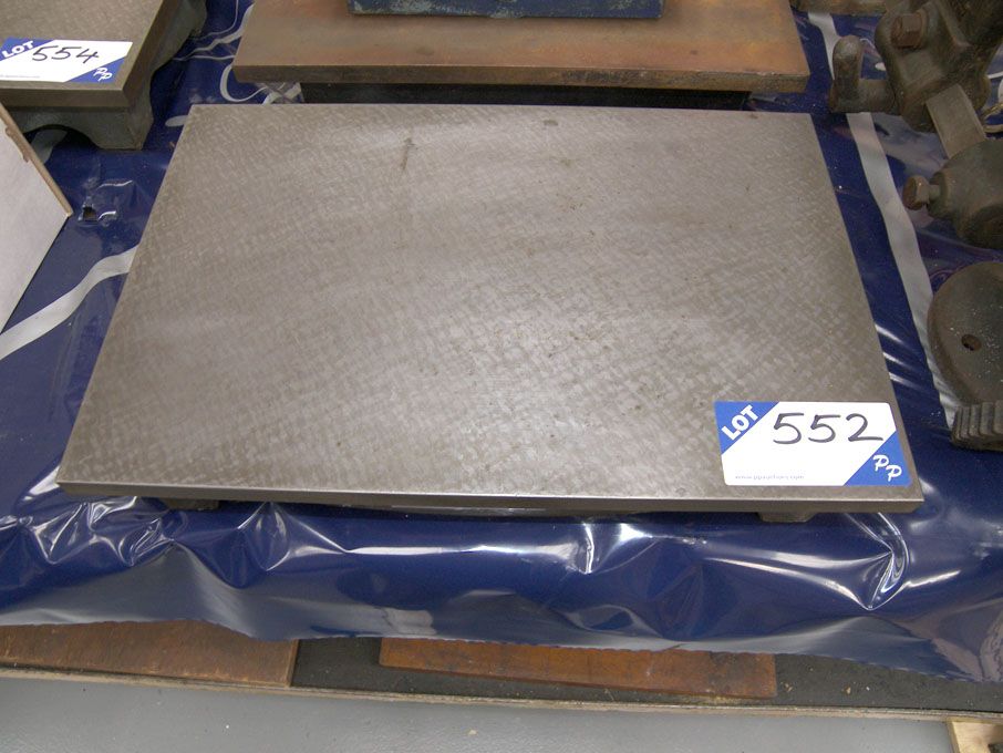 450x300mm CI surface plate - Equipment located at:...