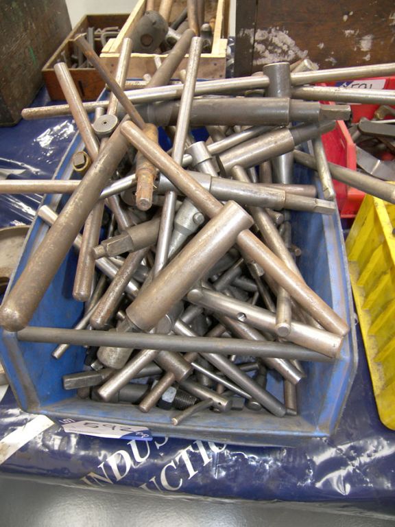 Qty various chuck / tool post keys - Equipment loc...