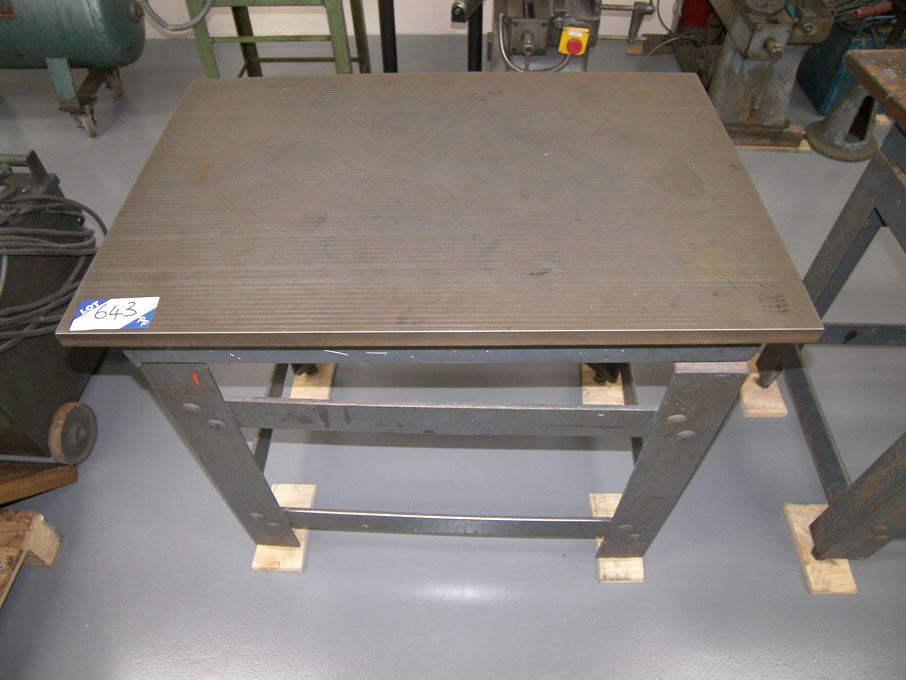Crown 900x600mm CI surface table - Equipment locat...