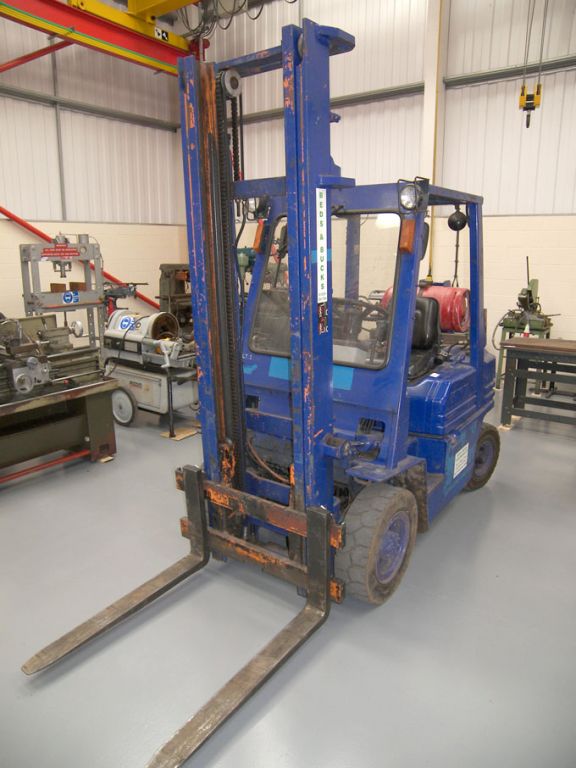 Toyota 2000kg capacity gas fork lift truck, duplex...