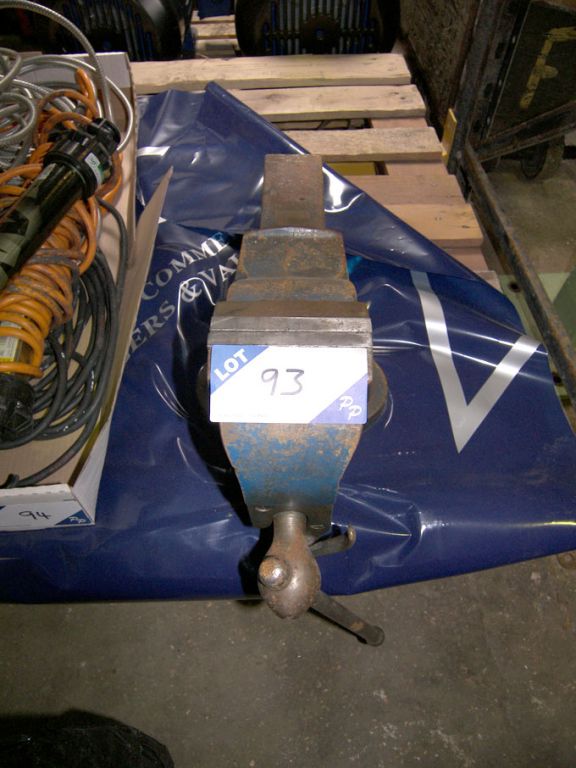 Record No23 100mm bench vice - Equipment located a...
