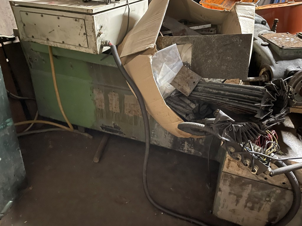 Metal ending machine with control panel, motor etc...