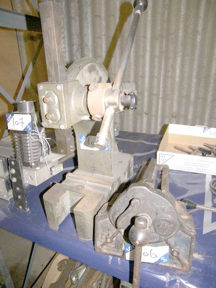 6" throat manual press & Record wood working vice...