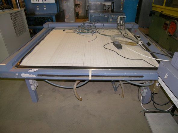 Wild Leitz vacuum table cutting machine, twin head...