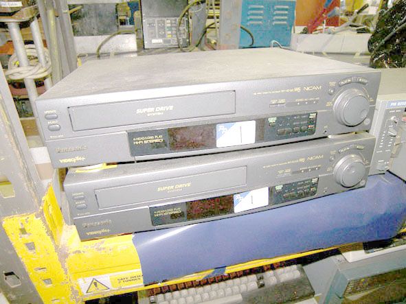 2x Panasonic NV-HD100 VHS Nicam video recorders -...