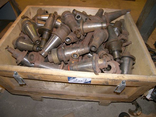 Qty int taper tool holders in wooden stillage - Lo...