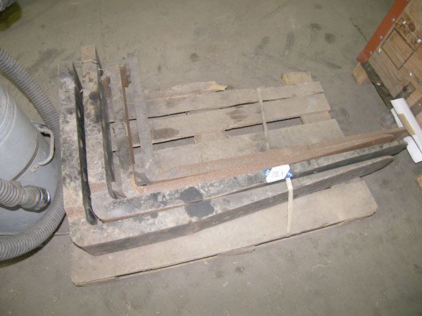Pair 1100mm fork lift truck tines & similar pair 1...