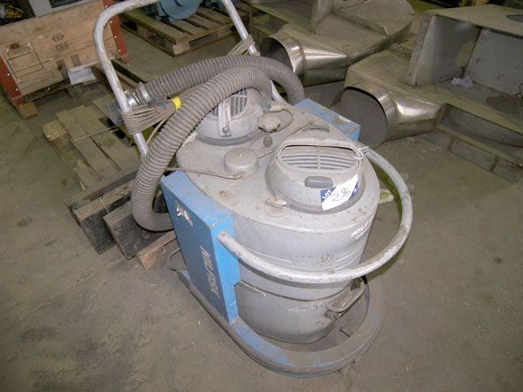 Nilfisk GM625 twin head industrial hoover, 240v, 1...