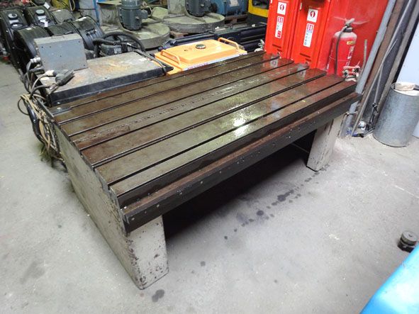 1800x900mm CI 'T' slotted bed - Located at PP Stor...