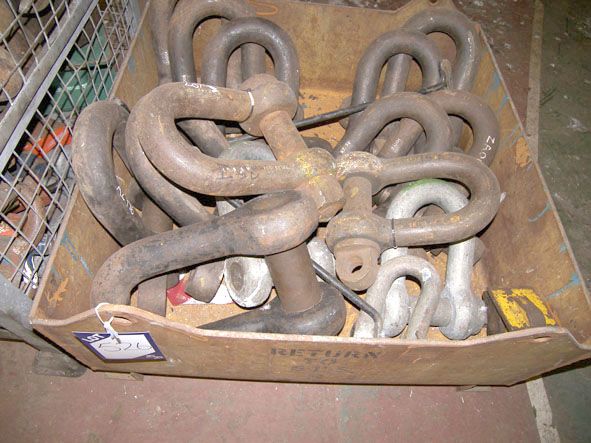 Qty various size shackles to 40 ton swl in stillag...